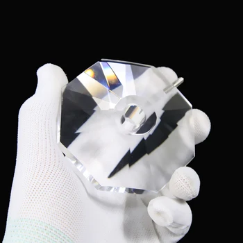 Kristalno steklo octahedral prizmo se uporablja za fotografije, da vam neverjetne učinke mavrica prizma